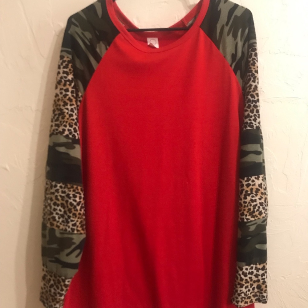NWOT Womens lightweight long sleeve t-shirt 3XL Red with Camo/Leopard sleeves